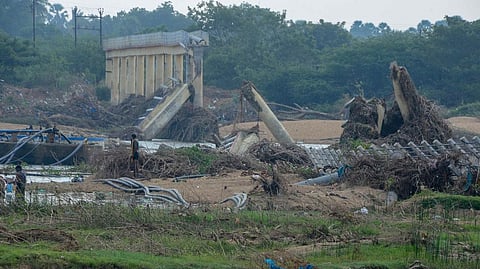  சீவலப்பேரி பகுதியில் வெள்ளத்தால் சேதமடைந்து தாமிரவருணி நதிக்குள் கிடக்கும் கட்டட கழிவுகள். 