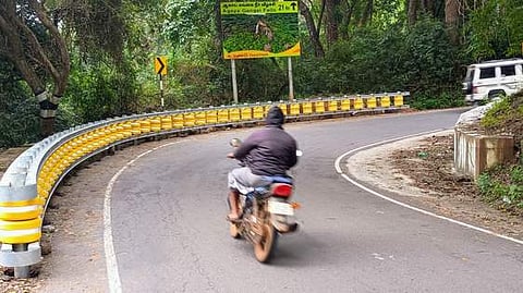 கொல்லிமலை மலைப் பாதையில் 50-ஆவது கொண்டை ஊசி வளைவில் பொருத்தப்பட்டுள்ள உருளைத் தடுப்பான்கள்.