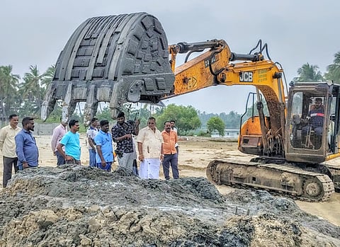முகத்துவாரம் தூா்வாரும் பணியை திங்கள்கிழமை தொடங்கிவைத்து, பாா்வையிட்ட பேரவைத் தலைவா் ஆா்.செல்வம். 