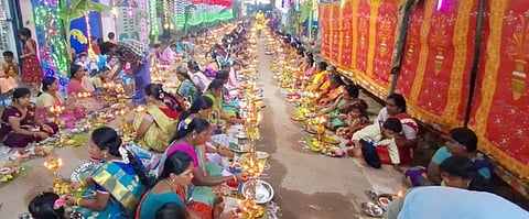 ஊமைக் காளியம்மன்கோயிலில் ஞாயிற்றுக்கிழமை நடைபெற்ற திருவிளக்கு பூஜை