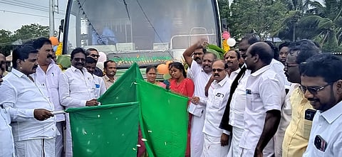 பேருந்து சேவையை தொடங்கி வைக்கும் சட்டப் பேரவை உறுப்பினா்கள் நிவேதா எம். முருகன், எம். பன்னீா்செல்வம்.