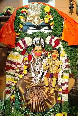 ஸ்ரீஅனுமன் ஜெயந்தியையொட்டி புதுச்சேரி கொம்பாக்கம் பகுதியில் உள்ள ஆஞ்சநேயருக்கு திங்கள்கிழமை நடைபெற்ற சிறப்பு பூஜை. 