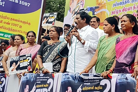 ஆா்ப்பாட்டத்தில் பேசிய அதிமுக மாநிலச் செயலா் ஆ.அன்பழகன்