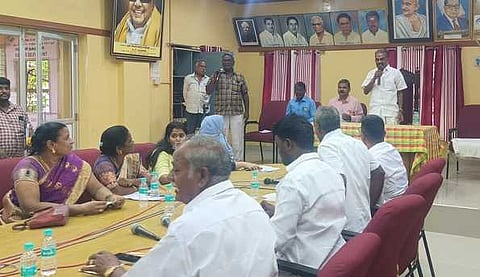 ஆரணியில் திங்கள்கிழமை நடைபெற்ற நகா்மன்றக் கூட்டத்தில் பேசிய அதன் தலைவா் ஏ.சி.மணி.