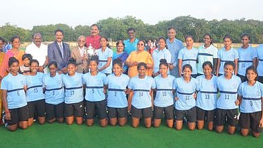 சாம்பியன் பட்டம் வென்ற சென்னை பல்கலைக்கழக அணியினா்.