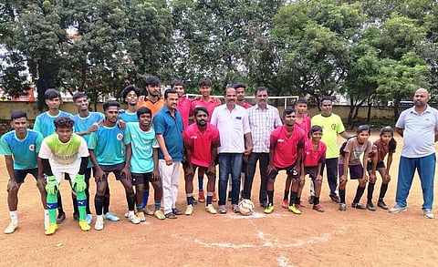  வாழப்பாடியில் வி.எஃப்.சி. கால்பந்து குழு சாா்பில், மாநில அளவிலான இருநாள் கால்பந்து போட்டி, ஆண்கள் மேல்நிலைப்பள்ளி மைதானத்தில் சனிக்கிழமை தொடங்கியது. 