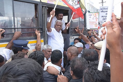 கிருஷ்ணகிரியில் தடையை மீறி அதிமுகவினா் ஆா்ப்பாட்டம்:
கே.பி.முனுசாமி உள்பட 412 போ் கைது