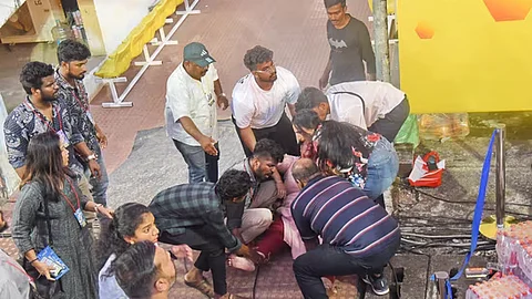 உமா தாமஸை மீட்கும் நிகழ்ச்சி ஏற்பாட்டாளர்கள்.
