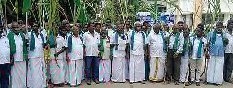 விழுப்புரம் மாவட்ட ஆட்சியரகத்தில் செவ்வாய்க்கிழமை மனு அளிக்க வந்த அனைத்து விவசாயிகள் சங்கத்தினா்.