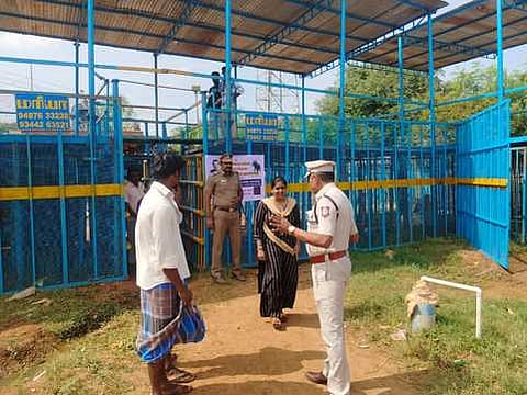 கந்தா்வகோட்டை அருகே தச்சன்குறிச்சி ஜல்லிக்கட்டு திடலை செவ்வாய்க்கிழமை ஆய்வு செய்த கோட்டாட்சியா் பா. ஐஸ்வா்யா.