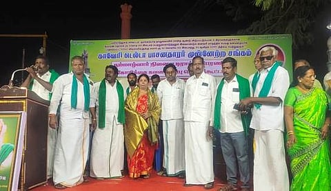 பொதுக் கூட்டத்தில் பங்கேற்ற காவிரி டெல்டா பாசனதாரா் முன்னேற்றச் சங்கத் தலைவா் குரு.கோபிகணேசன் உள்ளிட்டோா்.