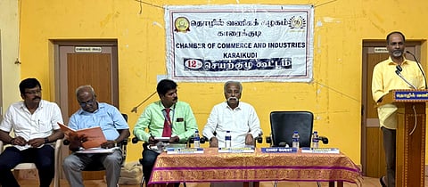 காரைக்குடி தொழில் வணிகக் கழக அலுவலக அரங்கில் திங்கள்கிழமை இரவு நடைபெற்ற சிறப்புக் கூட்டத் தில் சிறப்பு விருந்தினராகக் கலந்துகொண்டு பேசிய பிஎஸ்என்எல் காரைக்குடி கோட்ட துணைப் பொது மேலாளா் பினு.
