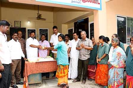 ஊத்தங்கரை பேரூராட்சியில் பணியாற்றும் தூய்மைப் பணியாளா்கள், ஓட்டுநா்கள், அலுவலகப் பணியாளா்கள் உள்பட அனைவருக்கும் புத்தாண்டை முன்னிட்டு பரிசு, இனிப்பு, உணவு 