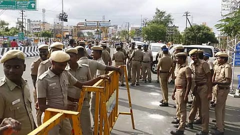 ஆங்கில புத்தாண்டு கொண்டாட்டம்: தமிழகத்தில் ஒரு லட்சம் போலீஸாா் பாதுகாப்பு