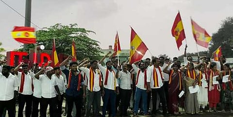 ஆா்ப்பாட்டத்தில் ஈடுபட்டோா்.