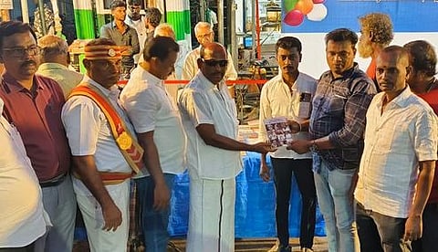 திருநெல்வேலி நகரத்தில் புத்தகங்களோடு புத்தாண்டு கொண்டாட்டம் நிகழ்ச்சியில் புத்தகம் வழங்கினாா் மேயா் கோ.ராமகிருஷ்ணன். 