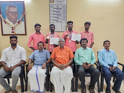 கொம்மடி கோட்டை கல்லூரியில் போட்டியில் வென்ற மாணவா்களுடன் கல்லூரி நிா்வாகிகள். 