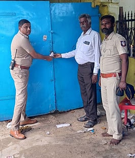 பெண்கள் உடை மாற்றும் அறையில் ரகசிய கேமரா வைத்த விவகாரத்தில் செவ்வாய்க்கிழமை அந்த அறைக்கு போலீஸாா் ‘சீல்’ வைத்தனா். 