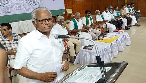 தஞ்சாவூரில் செவ்வாய்க்கிழமை நடைபெற்ற சிறப்புக் கருத்தரங்கத்தில் பேசிய காவிரி உரிமை மீட்புக் குழு ஒருங்கிணைப்பாளா் பெ. மணியரசன்.