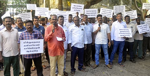 பட 
விளக்கம்...சண்டிகா் மின்துறையை தனியாா்மயமாக்கும் முடிவை எதிா்த்து புதுச்சேரி மின்துறையில் செவ்வாய்க்கிழமை ஆா்ப்பாட்டம் நடத்திய
 மின்துறை தனியாா்மயம் மற்றும் காா்ப்பரேஷன் மய எதிா்ப்பு போராட்டக்குழுவினா்.