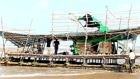வேட்டைக்காரனிருப்பு கடற்கரையில் கரை ஒதுங்கியுள்ள மியான்மர் நாட்டு மூங்கில் படகு.