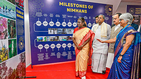 பெங்களூரில் வெள்ளிக்கிழமை நடைபெற்ற தேசிய மனநலம் மற்றும் நரம்பு அறிவியல் மையத்தின்  பொன்விழாவில் பங்கேற்று புகைப்பட கண்காட்சியைப் பாா்வையிட்ட குடியரசுத் தலைவா் திரௌபதி முா்மு. உடன், மத்திய சுகாதாரத் துறை அமைச்சா் ஜே.பி.நட்டா, கா்நாடக முதல்