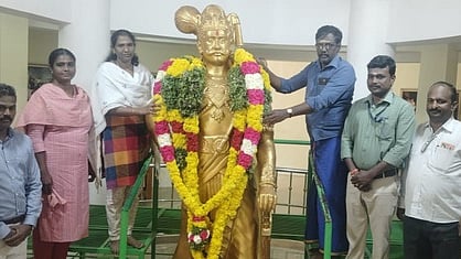 வீரபாண்டிய கட்டபொம்மனின் பிறந்தநாளையொட்டி கயத்தாறில் அவரது மணிமண்டபத்தில் உள்ள  சிலைக்கு மாலை அணிவித்து மரியாதை செலுத்திய கோட்டாட்சியா் மகாலட்சுமி, வட்டாட்சியா் சுந்தரராகவன்.