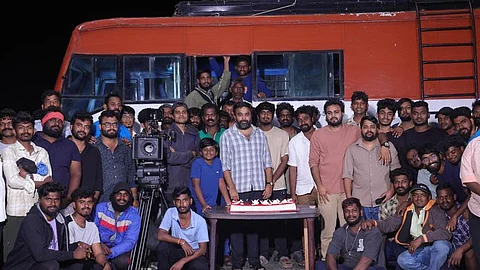 கேக் வெட்டிக் கொண்டாடிய படக்குழுவினர்.