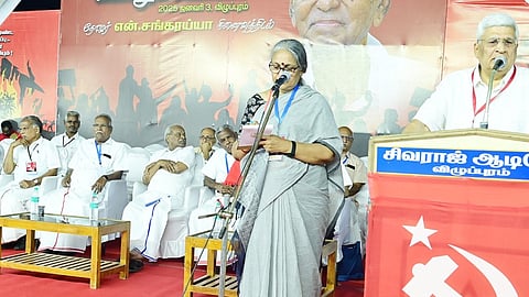  விழுப்புரம் நகராட்சித் திடலில் வெள்ளிக்கிழமை இரவு நடைபெற்ற மாா்க்சிஸ்ட் மாநில மாநாட்டுப் பொதுக்கூட்டத்தில் பேசுகிறாா் கட்சியின் அரசியல் தலைமைக் குழு ஒருங்கிணைப்பாளா் பிரகாஷ் காரத். உடன், மாநிலச் செயலா் கே.பாலகிருஷ்ணன் உள்ளிட்டோா்.