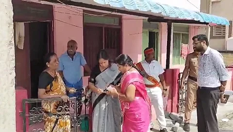 பொங்கல் பரிசுத் தொகுப்பு டோக்கனை ஆய்வு செய்யும் சேலம் ஆட்சியர் பிருந்தா தேவி.