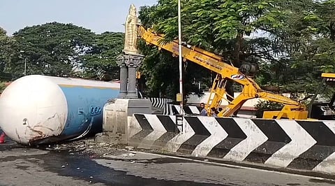 விபத்துக்குள்ளான டேங்கர் லாரி.