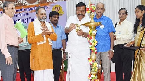 திருச்சியில் தமிழ்நாடு 
உபயோகிப்பாளா் பாதுகாப்புக் குழுவின் பொன்விழாவை சனிக்கிழமை தொடங்கி வைத்த அமைச்சா் கே.என். நேரு. உடன் சென்னை உயா்நீதிமன்ற மதுரைக் கிளை நீதிபதி ஜி.ஆா். சுவாமிநாதன் உள்ளிட்டோா்.