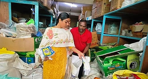  மாங்காடு பகுதியில் நெகிழிப் பொருள்கள் பதுக்கி வைத்திருந்த கிடங்கில் இருந்து அவற்றைப் பறிமுதல் செய்த மாங்காடு நகராட்சி ஆணையா் நந்தினி. 