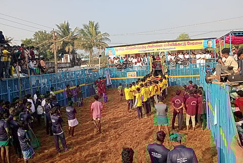 தமிழகத்தின் முதல் ஜல்லிக்கட்டுப் போட்டி தொடங்கியுள்ள தச்சன்குறிச்சியில் காளைகளின் வருகைக்காக 
வாடிவாசல் பகுதியில்  காத்திருக்கும் மாடுபிடி வீரர்கள்.