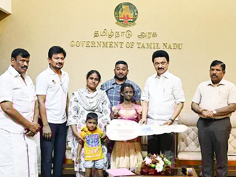 முகச்சிதைவு நோயால் பாதிக்கப்பட்ட சிறுமி தான்யாவின் குடும்பத்திற்கு தமிழ்நாடு நகர்ப்புற வாழ்விட மேம்பாட்டு வாரியம் மூலம் திருவள்ளூர் ஊராட்சி ஒன்றியம் பாக்கம் கிராமத்தில் புதிதாக கட்டப்பட்ட வீட்டிற்கான சாவியை முதல்வர் மு.க.ஸ்டாலின் வழங்கினார்.