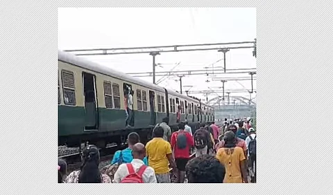 நடுவழியில் நிறுத்தப்பட்ட மின்சார ரயில்.  
