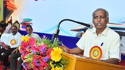 சென்னை புத்தக கண்காட்சியில் மாலையில் நடைபெற்ற நிகழ்வில் பேசிய எழுத்தாளா் கிருங்கை சேதுபதி 