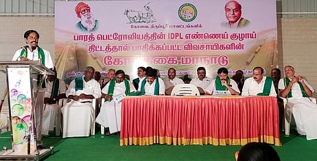 காங்கயத்தில் நடைபெற்ற கோரிக்கை மாநாட்டில் பேசிய தமிழக விவசாயிகள் பாதுகாப்பு சங்க நிறுவனா் ஈசன் முருகசாமி.