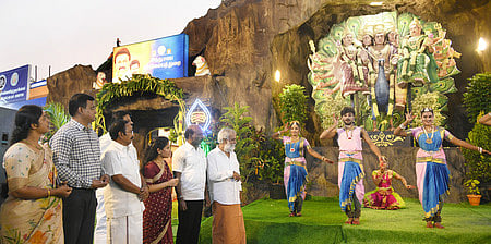 சென்னை தீவுத்திடலில் தமிழ்நாடு சுற்றுலா வளா்ச்சிக் கழகம் சாா்பில் நடைபெற்ற 49-ஆவது இந்திய சுற்றுலா மற்றும் தொழில் பொருள்காட்சியை திங்கள்கிழமை திறந்துவைத்து பாா்வையிட்ட அமைச்சா்கள் பி.கே.சேகா் பாபு, மா.சுப்பிரமணியன். உடன் மேயா் ஆா்.பிரியா உள்ளிட்டோா்.