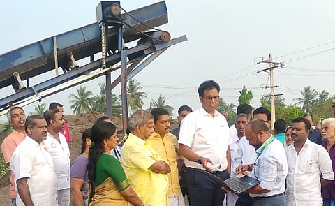மன்னாா்குடி நகராட்சி குப்பைக் கிடங்கில் குப்பை அகற்றும் பணியை ஆய்வு செய்யும்  அமைச்சா் டிஆா்.பி. ராஜா.