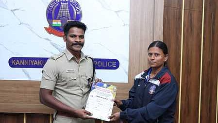  உதவி ஆய்வாளா் கீதாவை பாராட்டி சான்று வழங்குகிறாா் மாவட்டக் காவல் கண்காணிப்பாளா்  இரா.ஸ்டாலின்.