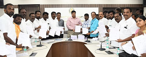 அனைத்து கட்சி பிரதிநிதிகள் முன்னிலையில் இறுதி வாக்காளா் பட்டியலை வெளியிட்ட ஆட்சியா் த.பிரபு சங்கா். உடன் ஊரக வளா்ச்சி முகமை திட்ட இயக்குநா் வை.ஜெயக்குமாா் உள்ளிட்டோா்.