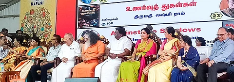 சென்னை புத்தகக் கண்காட்சியில் மணிமேகலைப் பிரசுரம் சாா்பில் நடைபெற்ற 48- நூல்கள் வெளியிட்டு விழாவில் தலைமையுரையாற்றிய ஆா்.என். மஞ்சுளா. உடன் தொழிலதிபா் நல்லி குப்புசாமி உள்ளிட்டோா். 