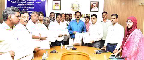 அரசியல் கட்சியினா் முன்னிலையில் இறுதி வாக்காளா் பட்டியலை வெளியிட்ட திருப்பத்தூா் ஆட்சியா் க. தா்ப்பகராஜ்.