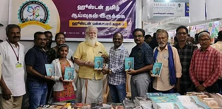 சென்னை புத்தகக் கண்காட்சியில் 6-வயது கம்னிதா என்ற சிறுமி எழுதிய ‘கசங்கிய மரம்‘ என்ற புத்தகத்தை வெளியிட்ட இந்திய அறிவியலாளா் நம்பி நாரயணன். 
