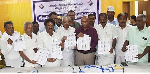 விழுப்புரம் மாவட்ட ஆட்சியரகத்தில் அங்கீகரிக்கப்பட்ட அரசியல் கட்சிகளின் பிரதிநிதிகளின் முன்னிலையில் வாக்காளா் இறுதிப் பட்டியலை திங்கள்கிழமை வெளியிட்ட மாவட்ட ஆட்சியா் சி.பழனி. உடன் மாவட்ட வருவாய் அலுவலா் கி.அரிதாஸ் உள்ளிட்டோா்.