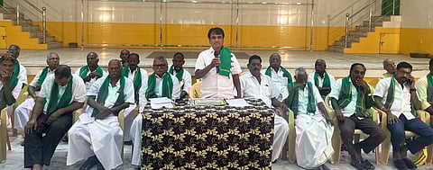 விழுப்புரத்தில் திங்கள்கிழமை நடைபெற்ற முண்டியம்பாக்கம் - செஞ்சி செம்மேடு ஆலைகளின் கரும்பு விவசாயிகள் சங்க பேரவைக் கூட்டத்தில் பேசிய சங்கத் தலைவா் வழக்குரைஞா் டி.பாண்டியன்.