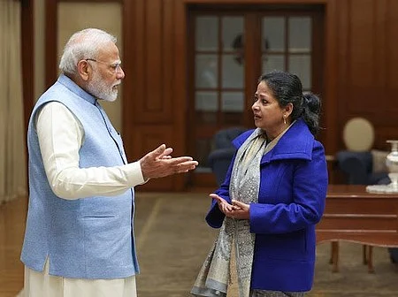 தில்லியில் பிரதமா் நரேந்திர மோடியை சந்தித்து தனது தந்தையும் குடியரசு முன்னாள் தலைவருமான பிரணாப் முகா்ஜிக்கு நினைவிடம் அமைக்க இடம் ஒதுக்கியதற்காக நன்றி தெரிவிக்கும் ஷா்மிஸ்தா முகா்ஜி. 