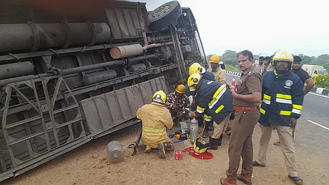 நெல்லையில் ஆம்னி பேருந்து தலைகீழாகக் கவிழ்ந்து விபத்து.