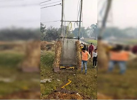 கடந்த 25 நாள்களாக வேறொரு புதிய மின்மாற்றி நிறுவப்படாமல் கிராமவாசிகள் தவித்து வருகின்றனர்.